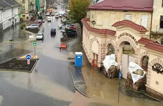 У Львові на ділянці вулиці Богдана Хмельницького, яку затопило, встановлять додаткові дощоприймачі та нанесуть розмітку
