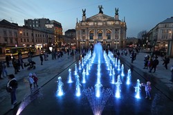 У Львові перед Національною оперою запрацював «сухий» фонтан