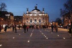 У Львові перед Національною оперою запрацював «сухий» фонтан