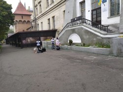 Львів’яни ігнорують Зе-опитування біля виборчих дільниць