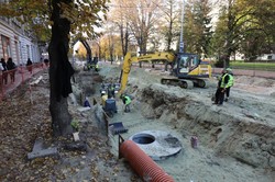 На вулиці Бандери у Львові проводиться заміна каналізаційного колектора