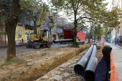 На вулиці Бандери у Львові проводиться заміна каналізаційного колектора