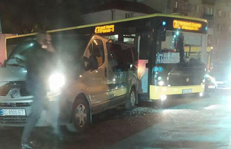 У Львові комунальний автобус зіткнувся із мікроавтобусом