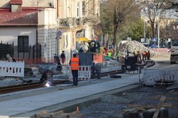 На вулиці Шевченка у Львові уже почали монтувати  трамвайну колію