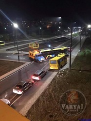 У Львові в районі кінцевої на Хуторівці тролейбус «заплутався» у контактній мережі