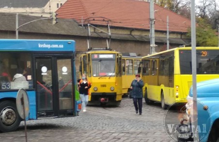 У Львові на площі Митній трамвай, що зійшов із колії, паралізував рух транспорту