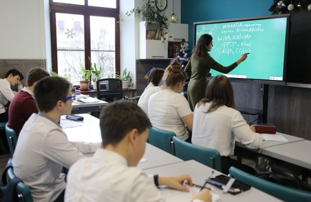 Мер Львова вважає, що попри нову хвилю COVID-19 діти мають ходити до школи