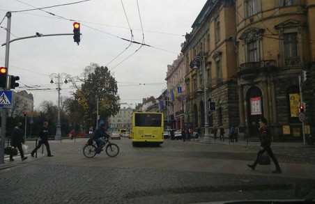 На проспекті Свободи у Львові автобуси не можуть скористатися виділеною для них смугою