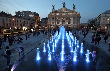 У Львові зловмисники спробували пошкодити новий фонтан перед Оперою