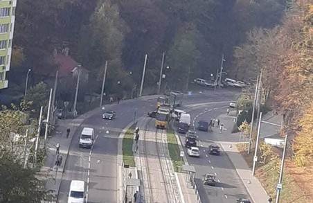 ДТП на вулиці Стуса зупинило рух трамваїв на Сихів