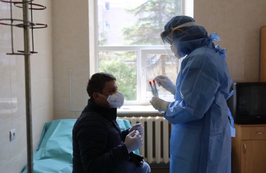 В Україні учора знову виявили майже 10 тисяч нових випадків COVID-19.