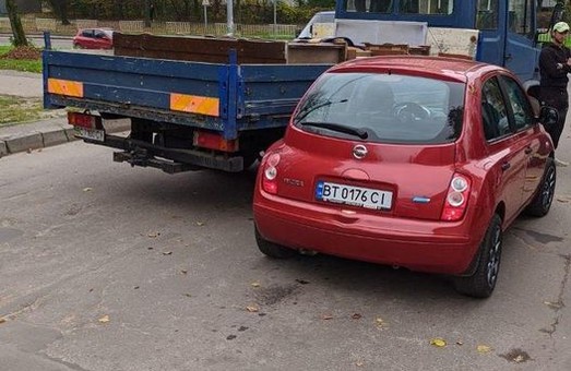 Вантажівка і легковик зіткнулися і блокували виїзд із вулиці Лисеницької у Львові