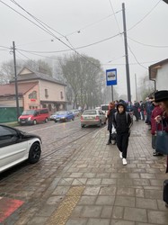 У Львові на Замарстинові десятки людей чекають трамвая «дев’ятку»