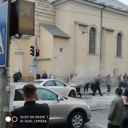У Львові на вулиці Шевченка під час руху загорівся легковий автомобіль