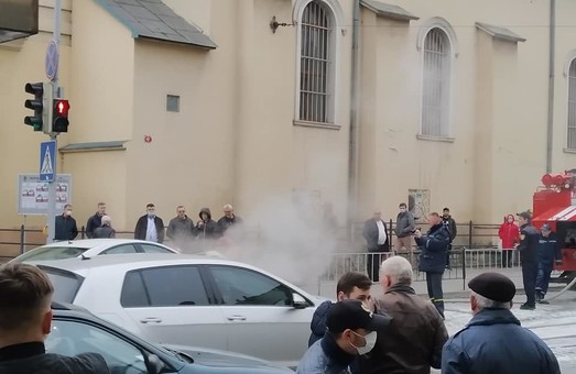 У Львові на вулиці Шевченка під час руху загорівся легковий автомобіль