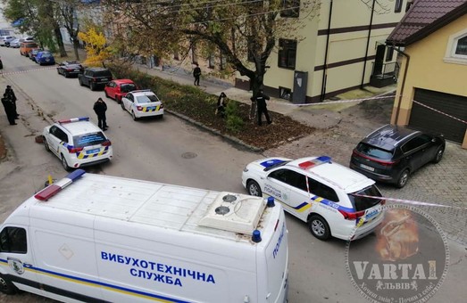 Через підозру на замінування авто у Львові перекрили рух по вулиці Шараневича