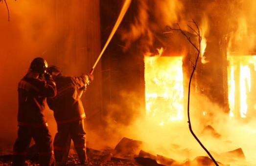 Сьогодні вночі у Яворівському районі на Львівщині пожежники врятували від знищення вогнем три будівлі
