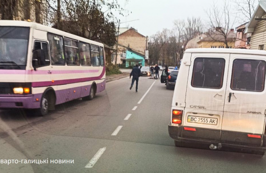 У Дрогобичі на Львівщині автобус на смерть збив дитину на пішохідному переході