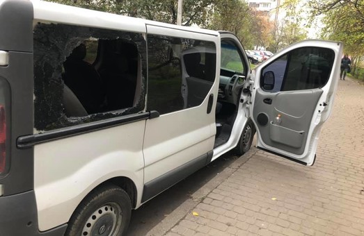 У Львові пограбували мікроавтобус