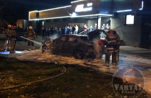 У Львові сьогодні вночі потрапив у ДТП і спалахнув легковий автомобіль