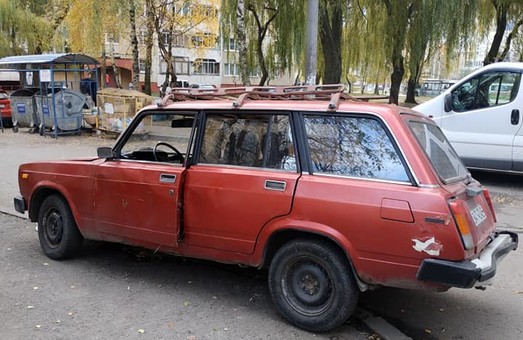 У Львові виявили безхозний легковик ВАЗ-2104