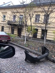 У Львові легковик загубив задній бампер