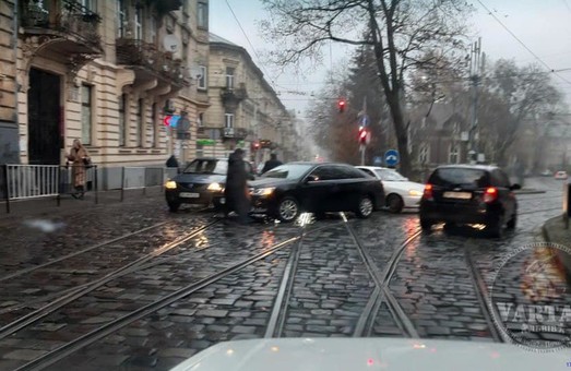 У Львові ранкове ДТП блокувало рух трамваїв