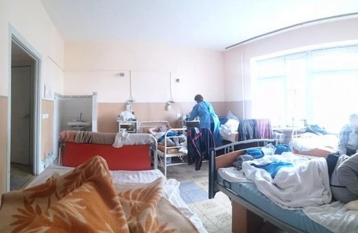 У Львові в лікарні на Топольній відвідувачів пускають навіть у «ковідні» палати