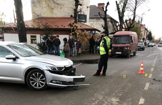 У Хирові на Львівщині через зіткнення легковика і мотоцикла травмувався дворічний пішохід