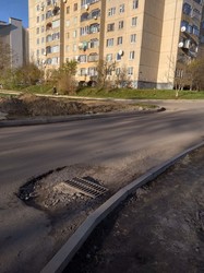 У Львові на вулиці Миколайчука не заасфальтували простір біля дощоприймачів