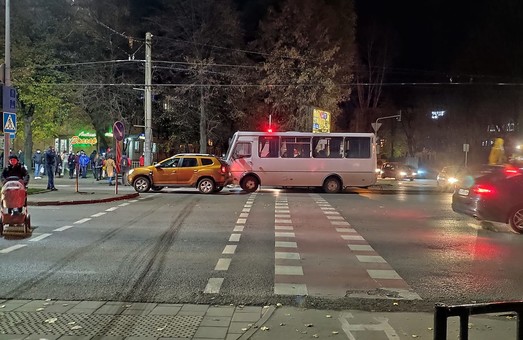 У Львові на проспекті Чорновола автобус «наздогнав» легковик