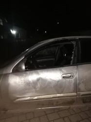 У Винниках біля Львова в ніч на суботу невідомі молодики понівечили легковий автомобіль