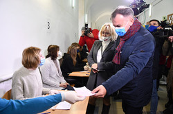 Олег Синютка з друюиною голосує