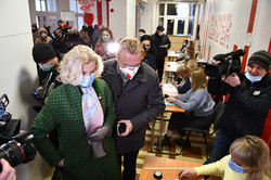 Андрій Садовий з дружиною голосують