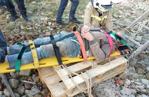 На Яворівщині рятувальники допомогли медикам рятувати чоловіка із травмою хребта