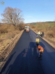 На Львівщині завершують ремонтувати автодорогу, яка веде до Поморянського замку