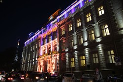 У Львові будівлю обласної держадміністрації підсвітили помаранчевим кольором