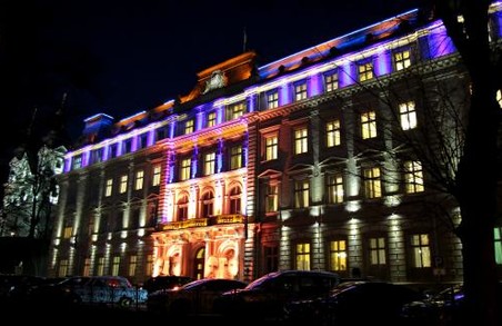 У Львові будівлю обласної держадміністрації підсвітили помаранчевим кольором
