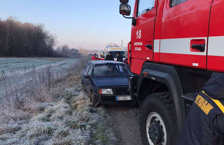 На Львівщині надзвичайники визволяли водія із автомобіля, що потрапив у ДТП
