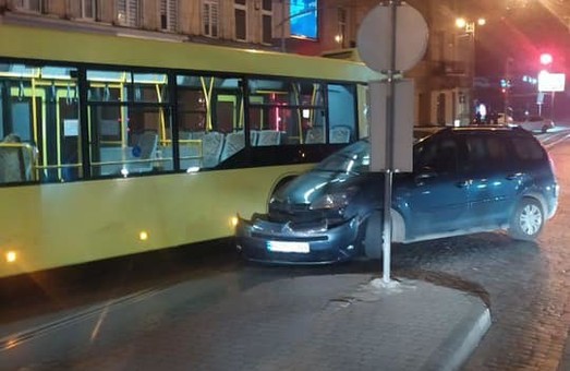 У Львові в ДТП потрапили автобус та легковик