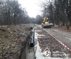 У Львові в Снопківському парку ремонтують водогін