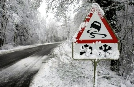 На дорогах Львівщині сьогодні місцями очікують налипання мокрого снігу