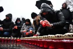 У пам'ять про жертв голодоморів запалили понад дві тисячі вогнів (ФОТО)