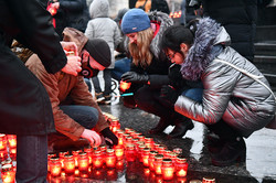 У пам'ять про жертв голодоморів запалили понад дві тисячі вогнів (ФОТО)