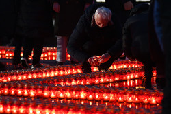 У пам'ять про жертв голодоморів запалили понад дві тисячі вогнів (ФОТО)