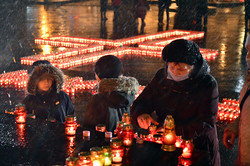 У пам'ять про жертв голодоморів запалили понад дві тисячі вогнів (ФОТО)