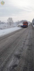 Сьогодні на Львівщині дороги від снігу прибирали 22 одиниці спецтехніки