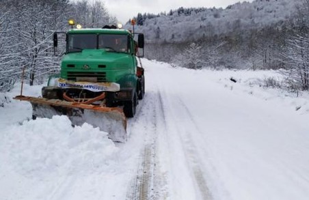 Дороги Львівщини очищує від снігу понад 30 одиниць спецтехніки