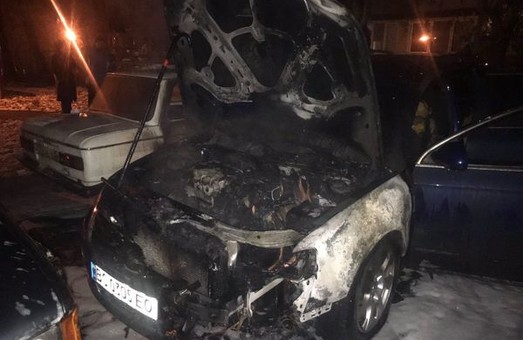 У Львові сьогодні вночі зайнявся автомобіль «Volkswagen Passat»