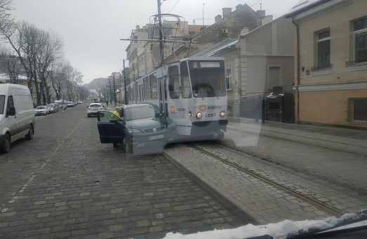 У Львові рух трамваїв призупинився через ДТП